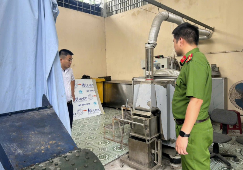 Lực lượng chức năng kiểm tra hệ thống xử lý chất thải tại Bệnh viện Phổi Tuyên Quang.(Ảnh: Công an tỉnh Tuyên Quang) Lực lượng chức năng kiểm tra hệ thống xử lý chất thải tại Bệnh viện Phổi Tuyên Quang.(Ảnh: Công an tỉnh Tuyên Quang)