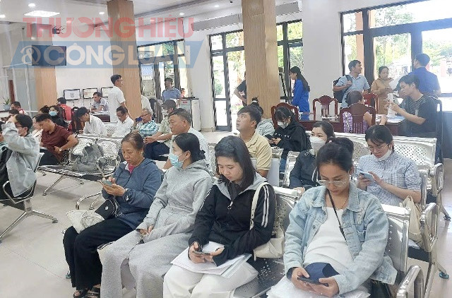 Người dân phường Hòa Khánh chờ giải quyết thủ tục.