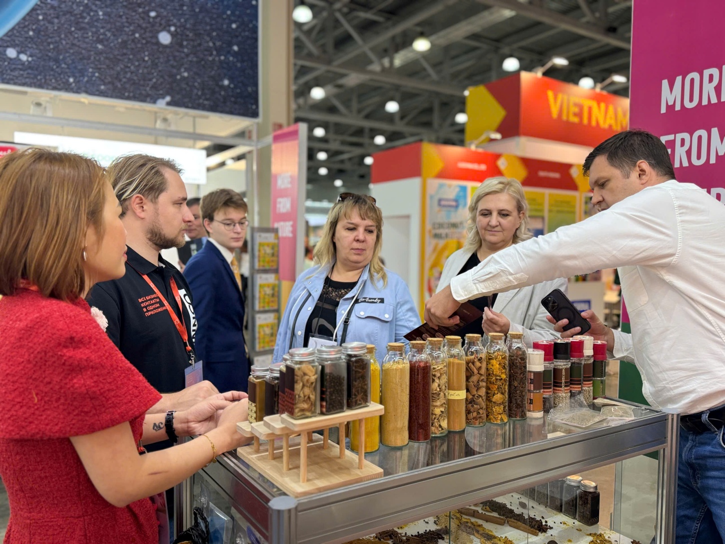 Khách hàng tìm hiểu về hàng Việt Nam tại WorldFood Moscow 2025 Khách hàng tìm hiểu về hàng Việt Nam tại WorldFood Moscow 2025