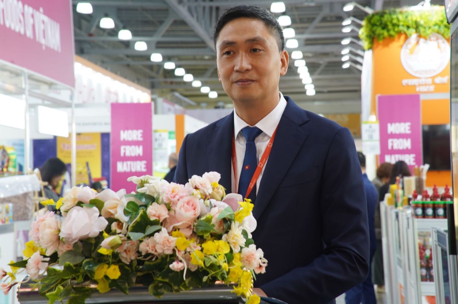 Phó Cục trưởng Cục Xúc tiến thương mại phát biểu khai mạc Khu gian hàng Việt Nam tại hội chợ Phó Cục trưởng Cục Xúc tiến thương mại phát biểu khai mạc Khu gian hàng Việt Nam tại hội chợ