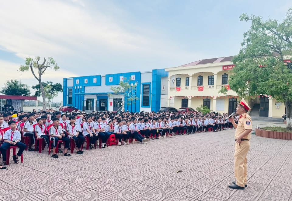 Cán bộ CSGT hướng dẫn các kĩ năng tham gia giao thông cho các học sinh Trường THCS Tân Thắng