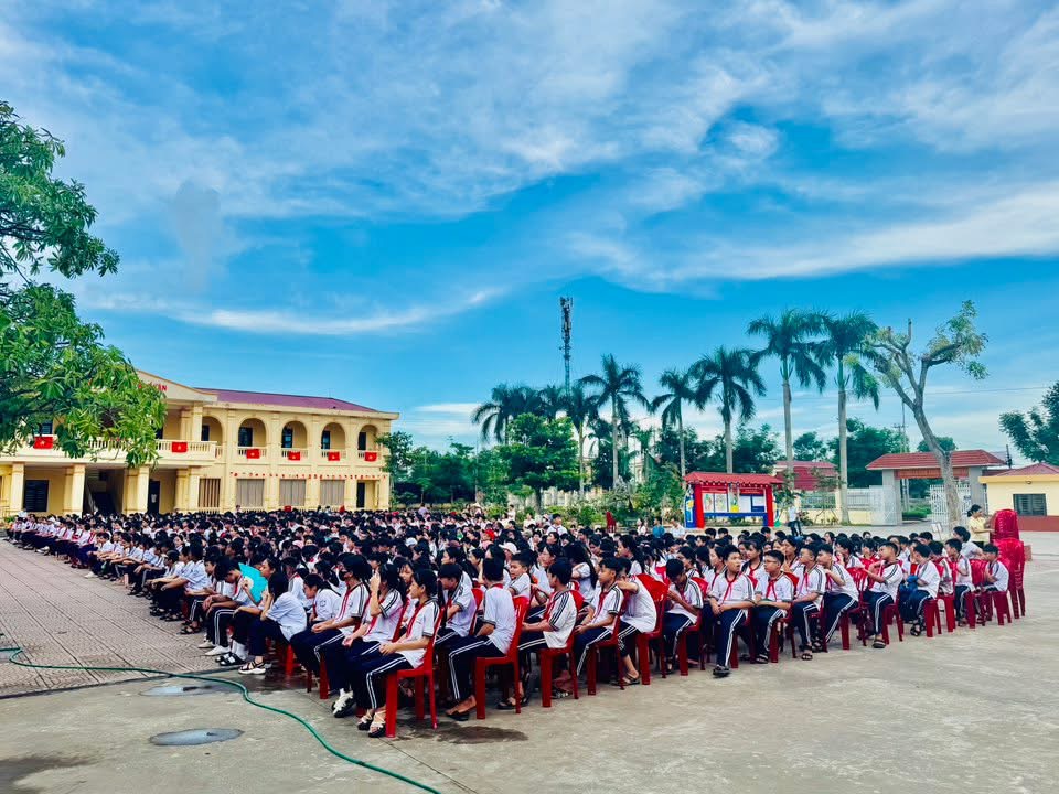 Hơn 1.200 cán bộ, giáo viên, học sinh Trường THCS Tân Thắng tham gia buổi tuyên truyền