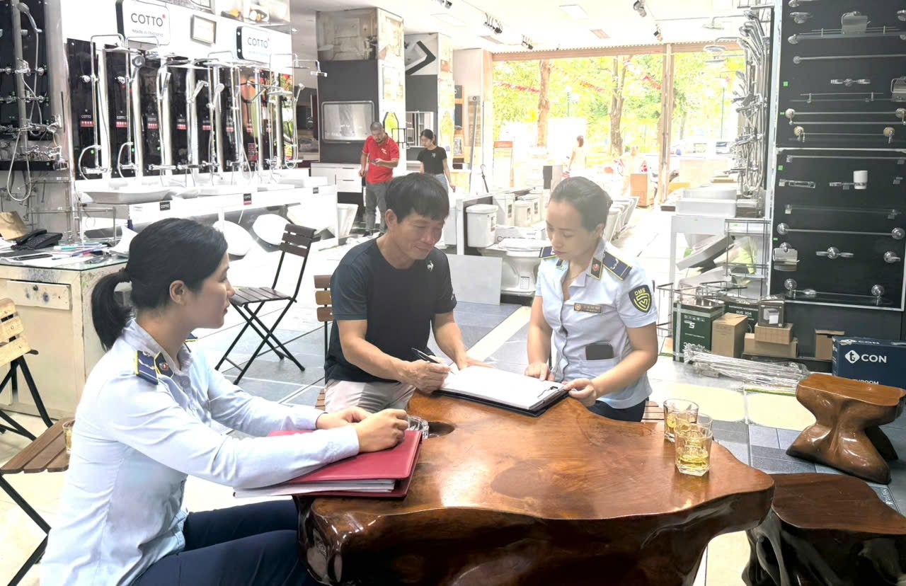 Lực lượng QLTT Thanh Hóa tăng cường tuyên truyền, giám sát các cơ sở kinh doanh gốm sứ xây dựng