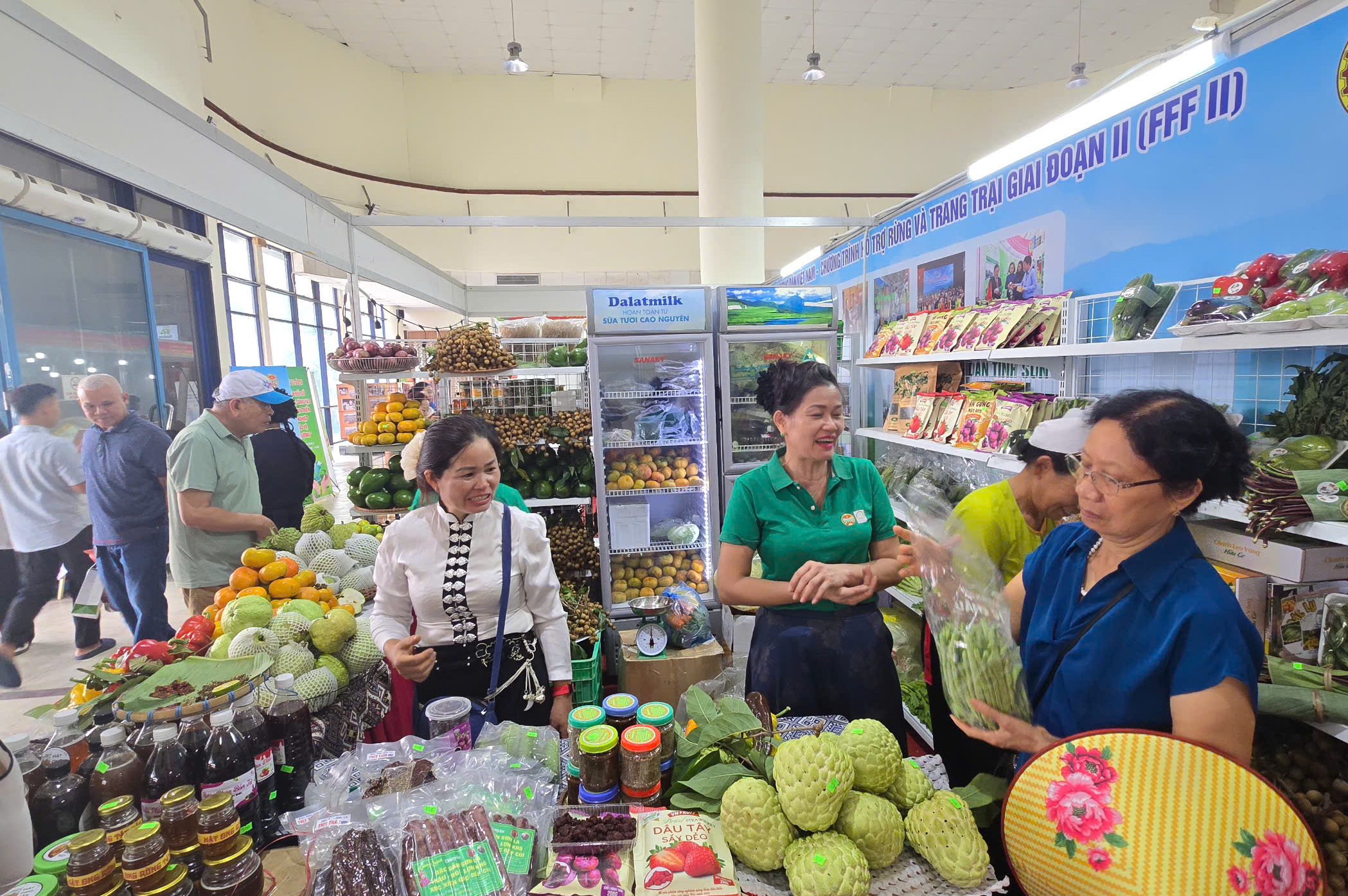 Nhiều nông sản chất lượng hội tụ tại chương trình. Nhiều nông sản chất lượng hội tụ tại chương trình.