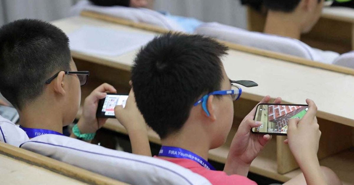 TP. HCM dự kiến hạn chế điện thoại trong giờ ra chơi từ năm 2026