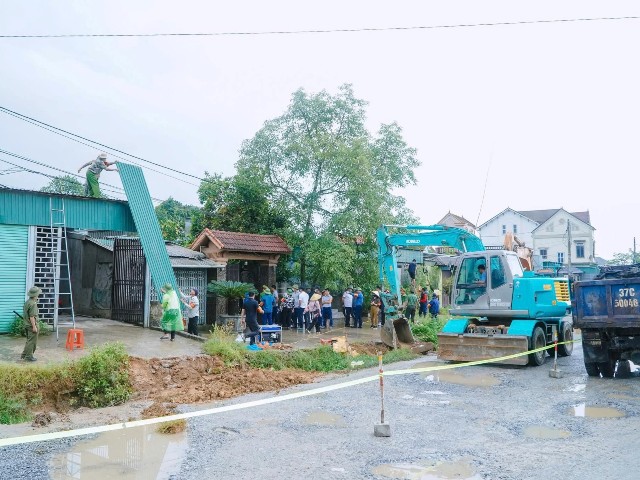 Lực lượng chức năng tháo dỡ công trình, chặt phát cây cối trong phạm vi giải tỏa để bàn giao mặt bằng cho đơn vị thi công. Lực lượng chức năng tháo dỡ công trình, chặt phát cây cối trong phạm vi giải tỏa để bàn giao mặt bằng cho đơn vị thi công.