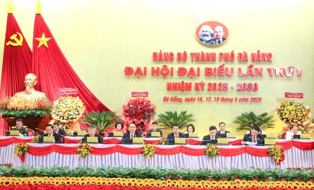 Đoàn chủ tịch chủ trì đại hội. Đoàn chủ tịch chủ trì đại hội.