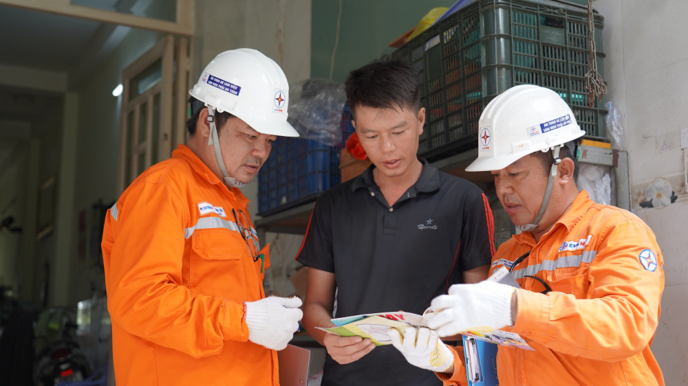 Nhân viên Tổng công ty điện lực TP.HCM tư vấn an toàn điện tại nhà của khách hàng