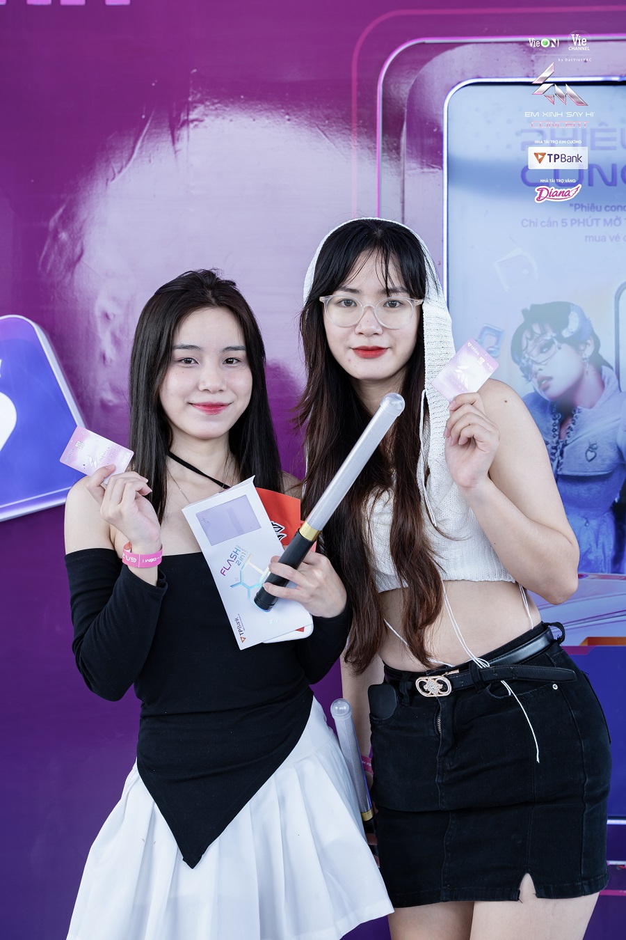 Các bạn trẻ hào hứng check-in với thẻ TPBank Visa Flash 2in1 phiên bản Em Xinh “Say Hi” tại không gian trải nghiệm của TPBank tại concert Em Xinh “Say Hi”.