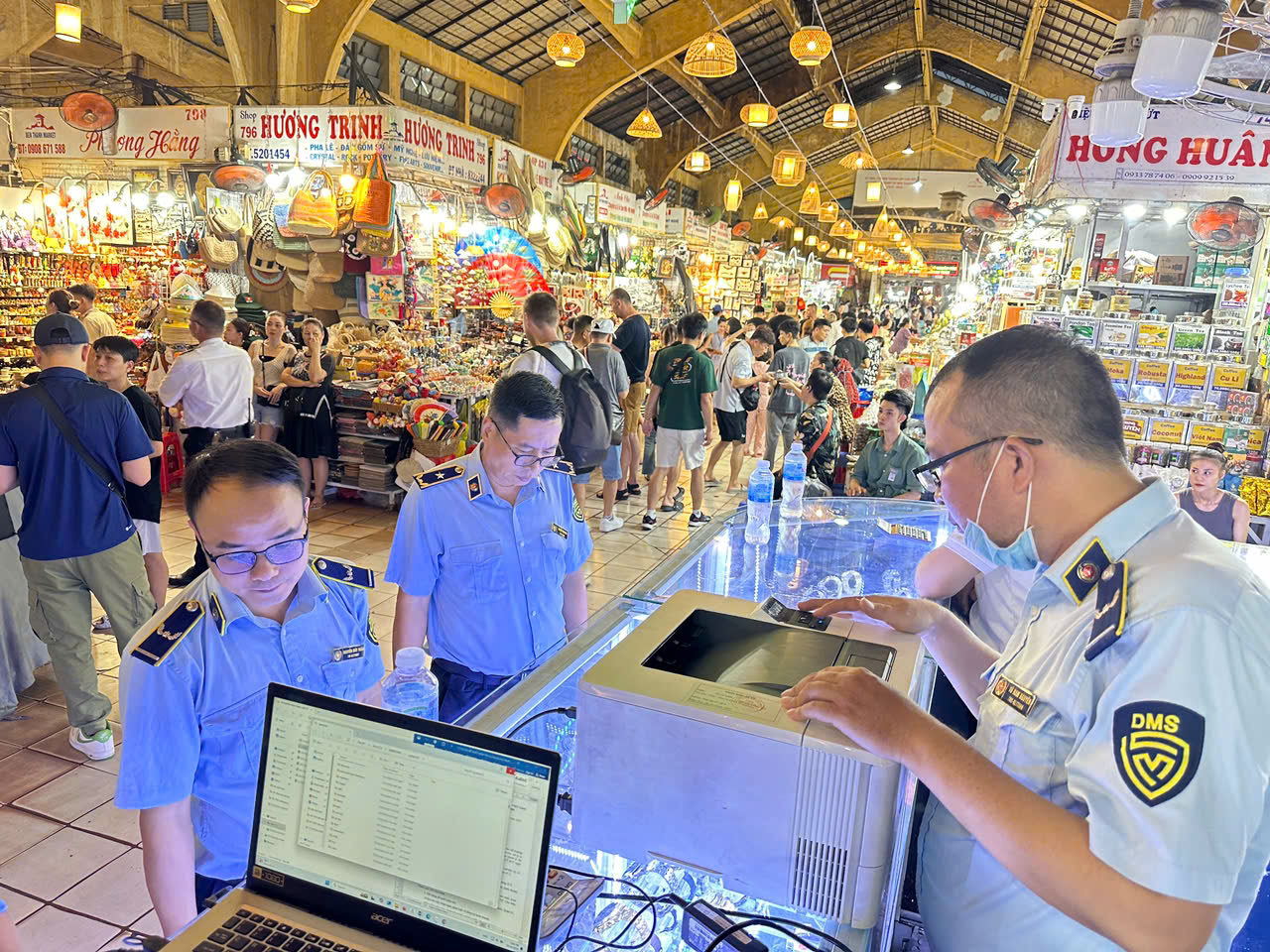 Quản lý thị trường TP. Hồ Chí Minh tổ chức kiểm tra đột xuất các cơ sở kinh doanh tại chợ Bến Thành Quản lý thị trường TP. Hồ Chí Minh tổ chức kiểm tra đột xuất các cơ sở kinh doanh tại chợ Bến Thành