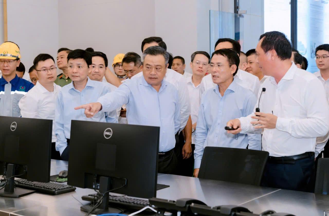 Chủ tịch UBND TP Hà Nội cùng đại biểu xem xét quy trình hoạt động nhà máy điện rác Seraphin.