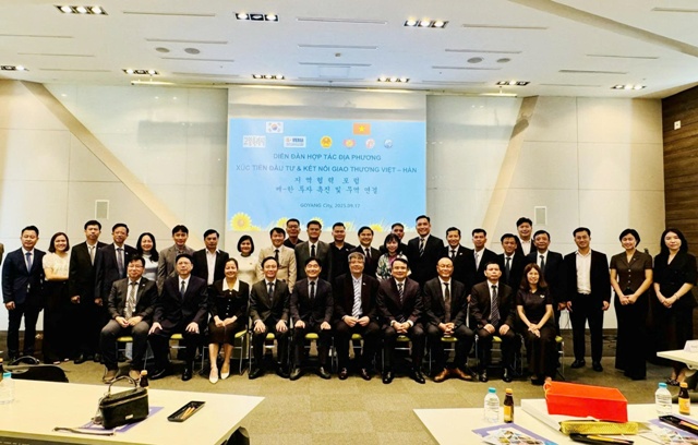 Các đại biểu tham dự buổi làm việc. Các đại biểu tham dự buổi làm việc.