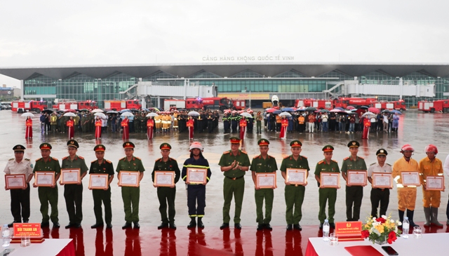 Phó Giám đốc Công an tỉnh Nguyễn Đức Cường trao tặng Giấy khen của Công an tỉnh cho các tập thể và cá nhân có nhiều thành tích trong thực tập.