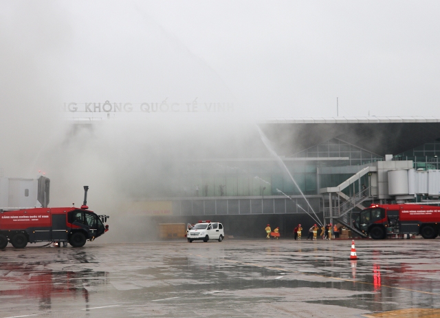 Các phương tiện chữa cháy của Cảng hàng không quốc tế Vinh được huy động dập lửa.