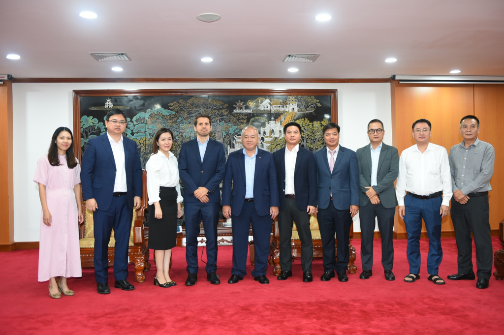 Đại diện hai bên chụp ảnh lưu niệm Đại diện hai bên chụp ảnh lưu niệm