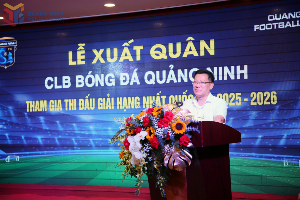 Ông Nguyễn Việt Dũng, Giám đốc Sở VHTT&DL tỉnh thay mặt lãnh đạo tỉnh Quảng Ninh phát biểu động viên Câu lạc bộ Bóng đá Quảng Ninh.