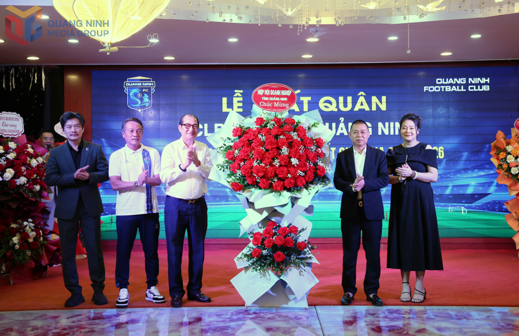 Lãnh đạo Liên đoàn Bóng đá tỉnh Quảng Ninh tặng hoa chúc mừng Câu lạc bộ Bóng đá Quảng Ninh trong lễ xuất quân.