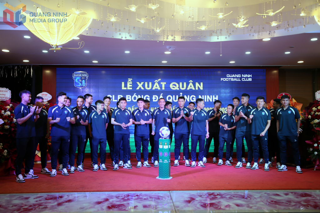 Các cầu thủ của Câu lạc bộ Bóng đá Quảng Ninh ký tên lên bóng lưu niệm và thể hiện quyết tâm ra quân thắng lợi.