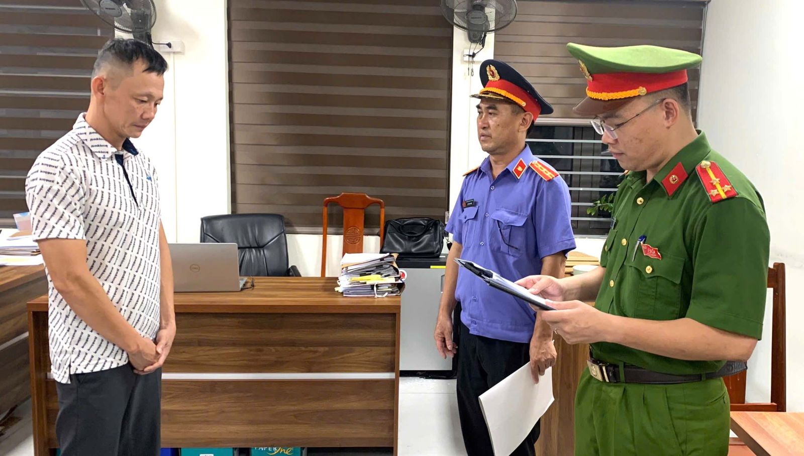 Cơ quan Cảnh sát điều tra Công an tỉnh Thanh Hóa tống đạt Quyết định khởi tố bị can đối với Phạm Văn Đức