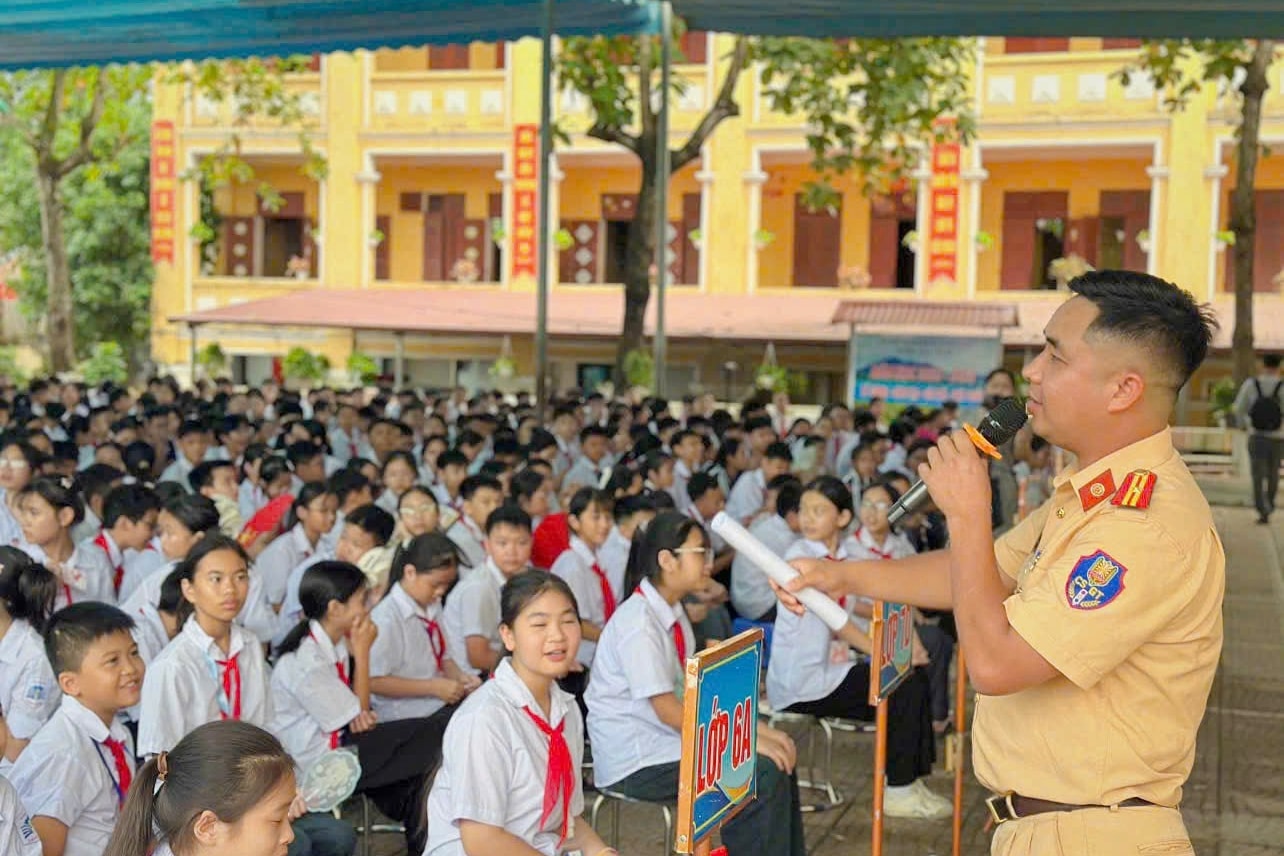Đội CSGT đường bộ số 9 tuyên truyền pháp luật trật tự an toàn giao thông cho học sinh trên địa bàn.