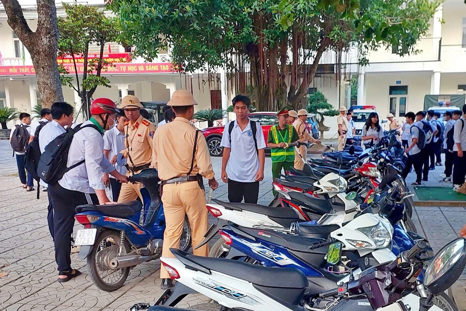 Hàng chục phương tiện vi phạm do học sinh điều khiển được phân loại xử lý.