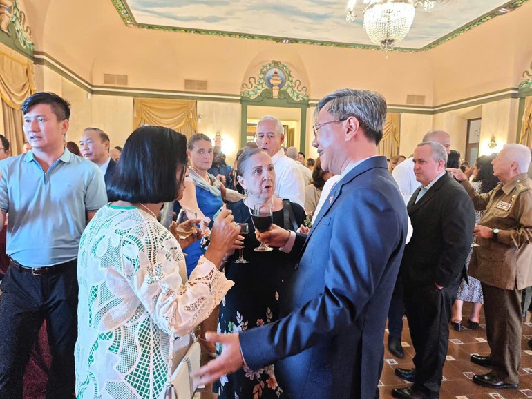 Đại sứ Lê Quang Long và các đại biểu đến từ các bộ, ngành, các tổ chức chính trị-xã hội của Cuba. (Ảnh: Đại sứ quán Việt Nam tại Cuba)