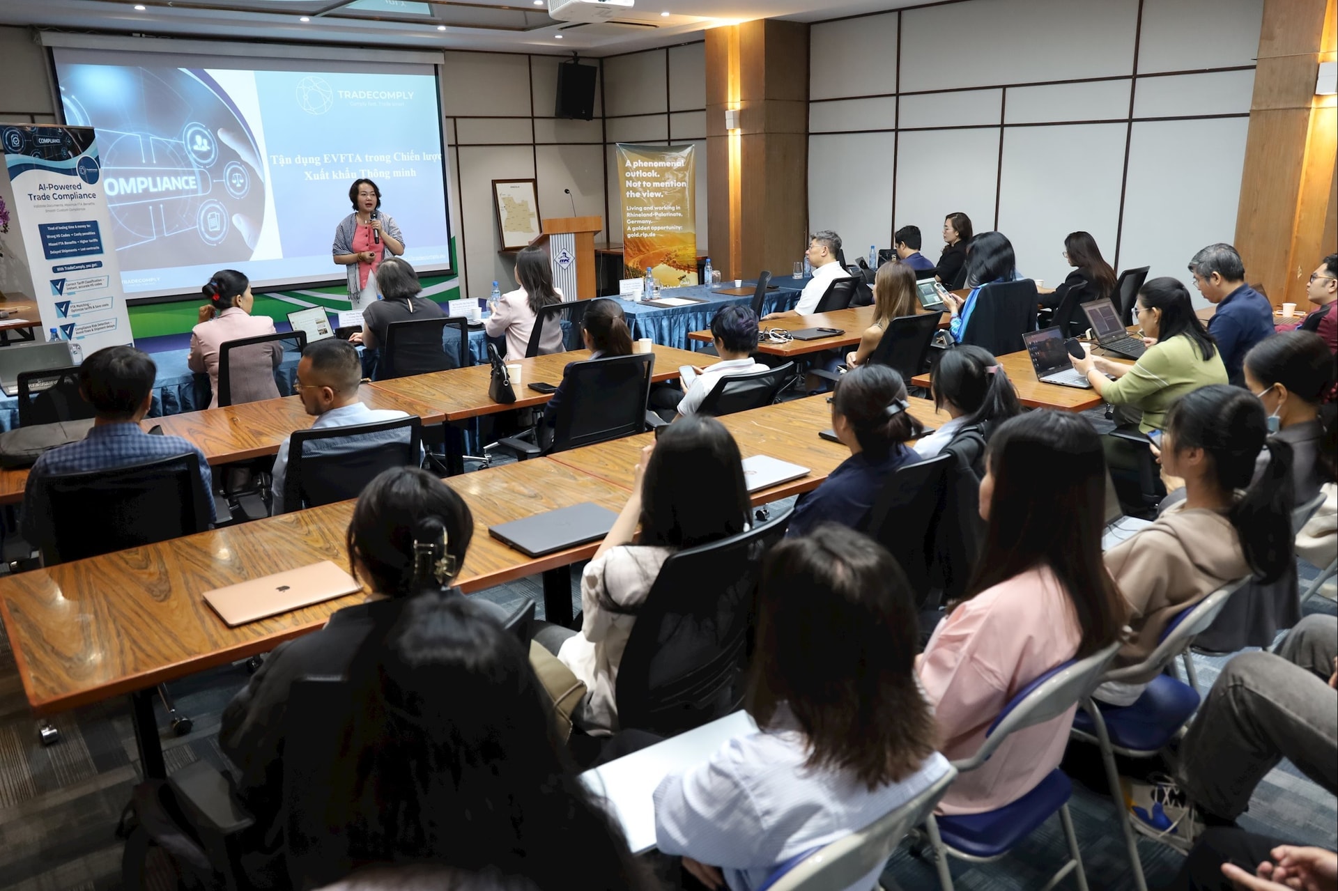 Toàn cảnh hội thảo