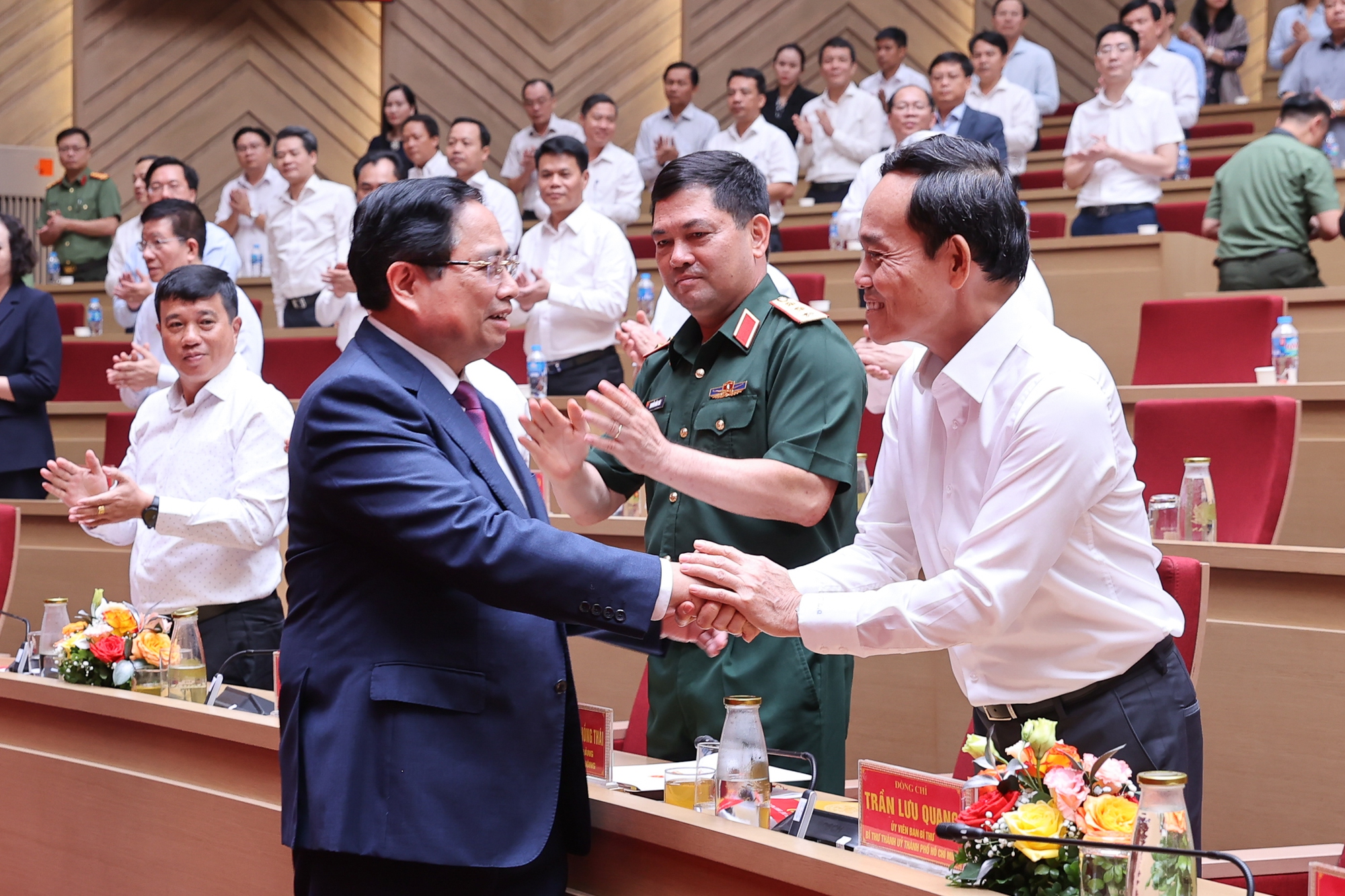 Thủ tướng Phạm Minh Chính trò chuyện với Bí thư Trung ương Đảng, Bí thư Thành ủy TPHCM Trần Lưu Quang và các đại biểu dự hội nghị - Ảnh: VGP/Nhật Bắc