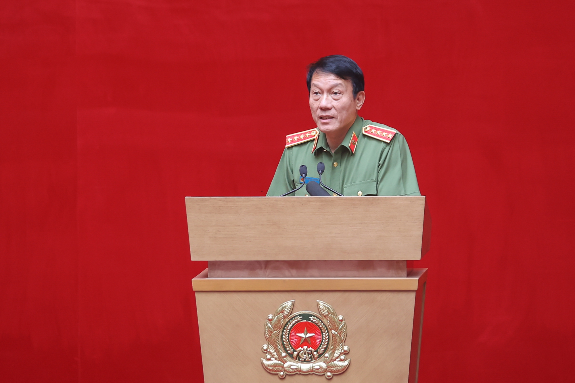 Bộ trưởng Lương Tam Quang cho biết, Bộ Công an đã phối hợp chặt chẽ với các bộ, ngành liên quan hoàn thành Chiến lược tổng thể quốc gia phòng ngừa, ứng phó với các đe dọa an ninh phi truyền thống - nhiệm vụ Thủ tướng Chính phủ giao - Ảnh: VGP/Nhật Bắc