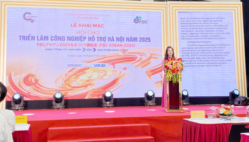 Bà Nguyễn Kiều Oanh, Phó Giám đốc Sở Công Thương Hà Nội phát biểu khai mạc Hội chợ. Ảnh: N.T
