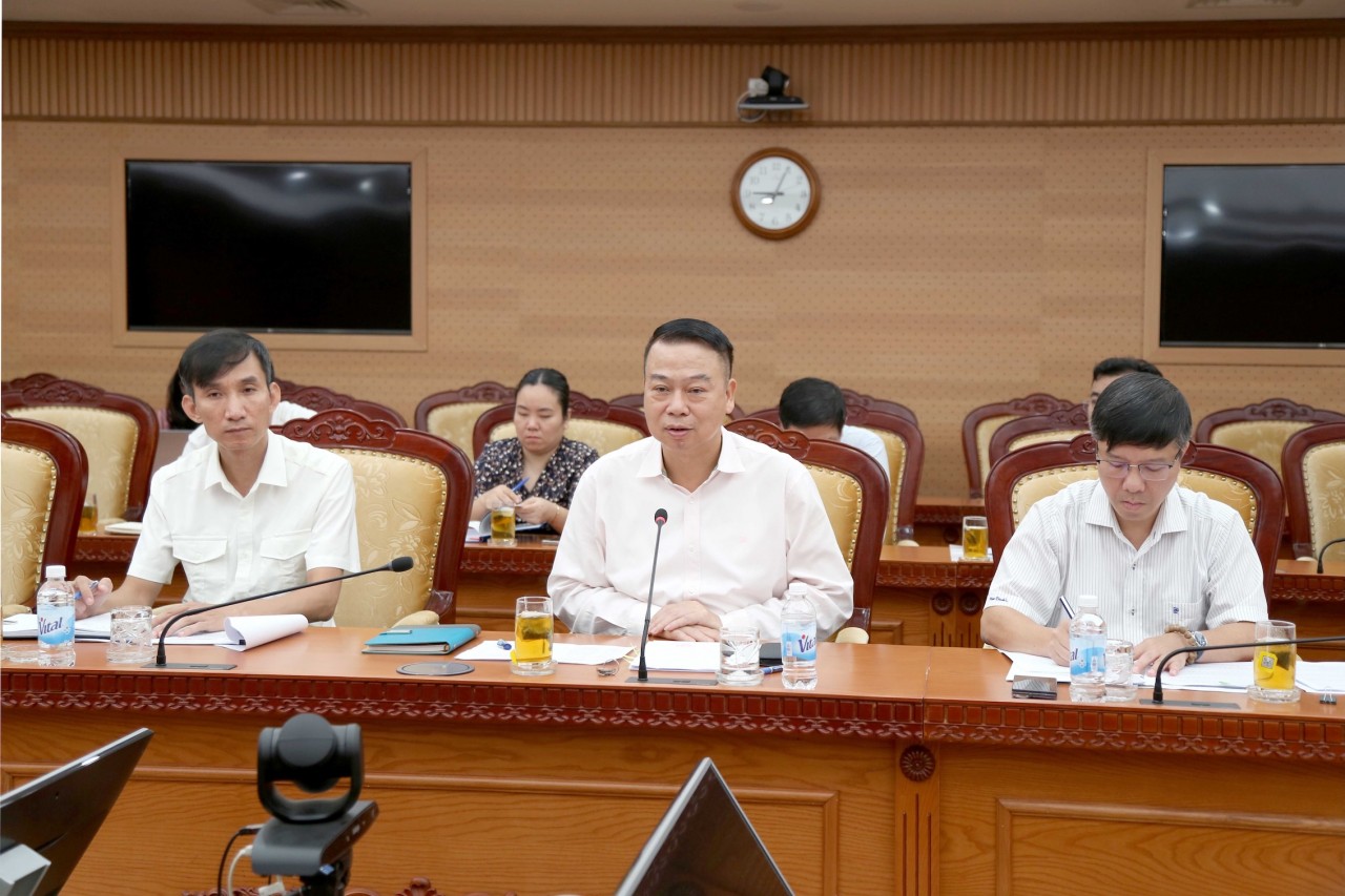 Thứ trưởng Bộ Tài chính Nguyễn Đức Chi (ở giữa) phát biểu tại cuộc làm việc. Ảnh: Đức Minh