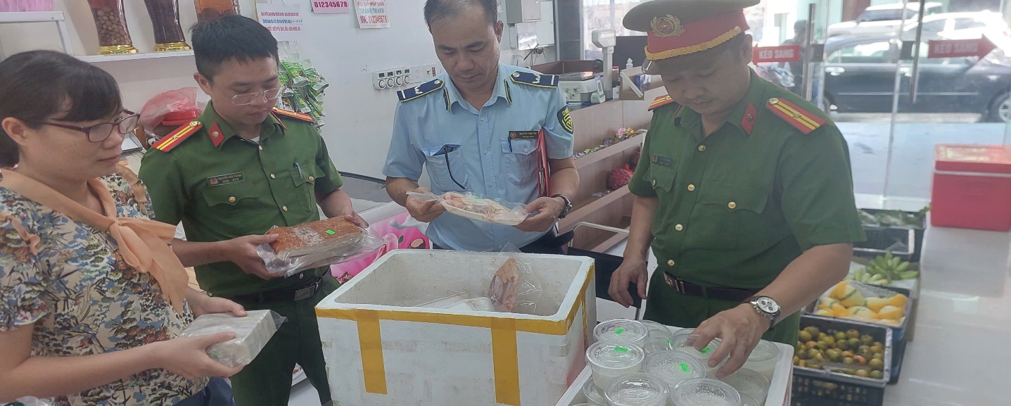 Ninh Bình: Thu giữ hơn 1.000 sản phẩm thực phẩm vi phạm, buộc tiêu hủy toàn bộ