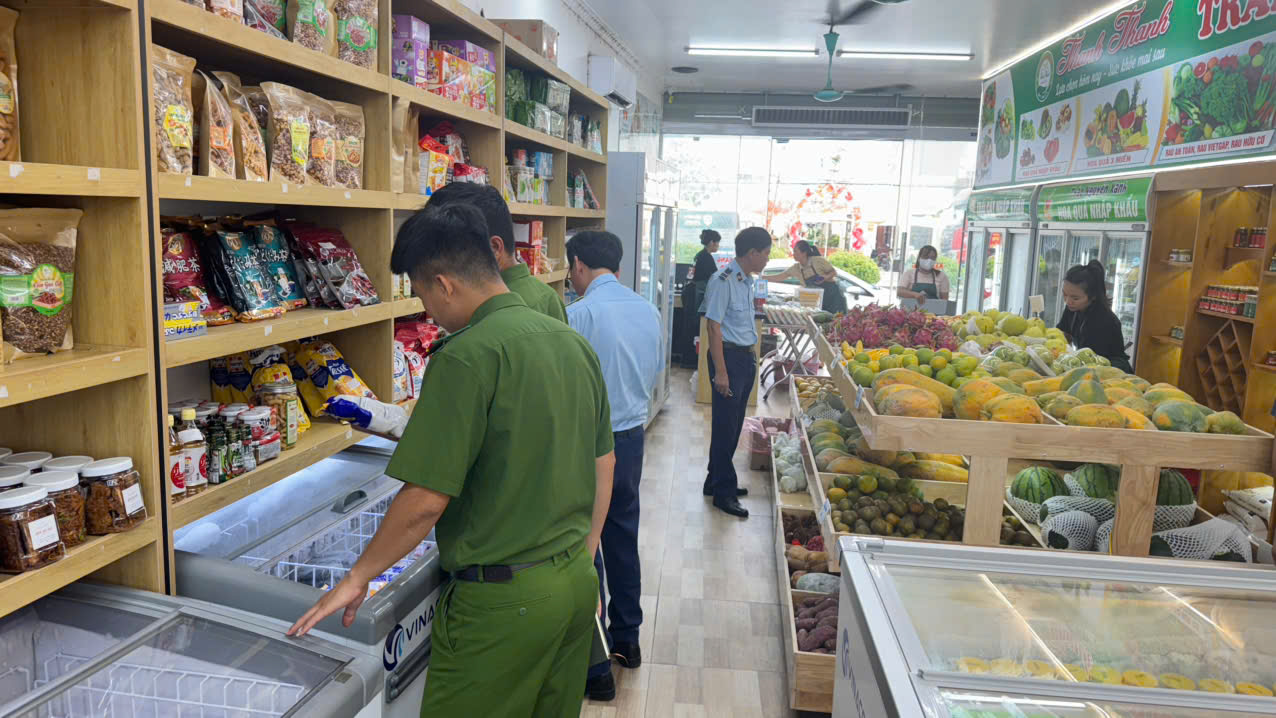 Ninh Bình: Thu giữ nhiều sản phẩm thực phẩm không rõ nguồn gốc tại cơ sở kinh doanh Thanh Thanh