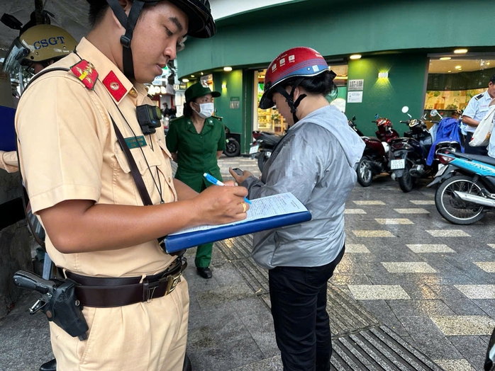 Đội CSGT Bến Thành xử phạt xe máy leo vỉa hè