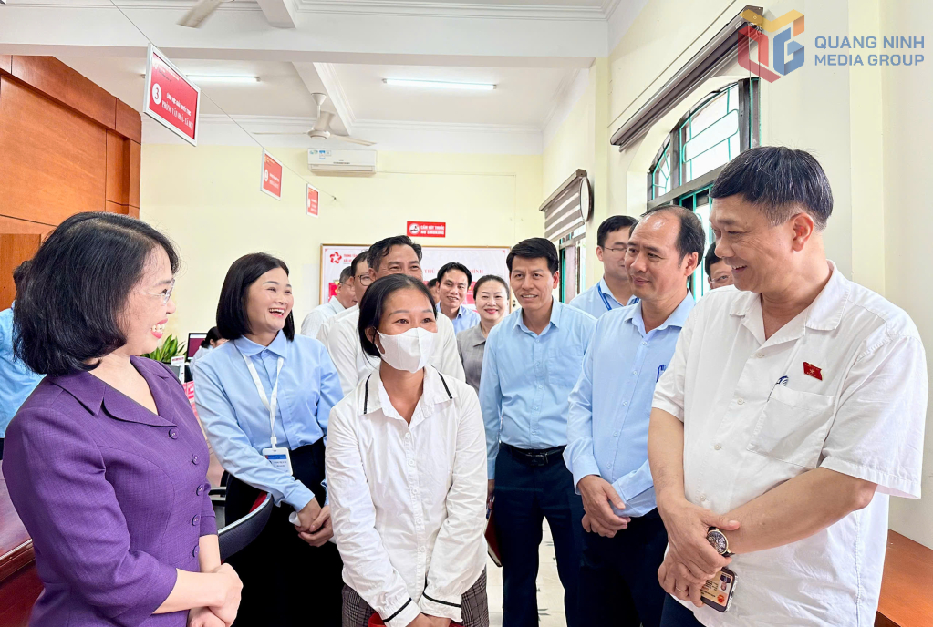 Phó Chủ tịch Quốc hội Vũ Hồng Thanh cùng đoàn công tác trò chuyện với người dân xã Lục Hồn.