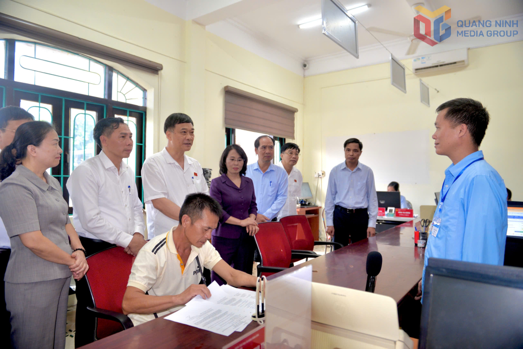 Phó Chủ tịch Quốc hội Vũ Hồng Thanh kiểm tra vận hành chính quyền 2 cấp tại xã Lục Hồn và Hoành Mô