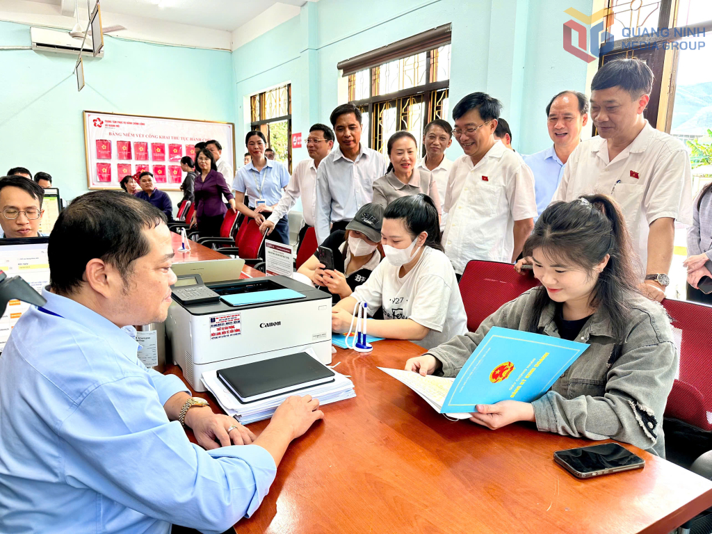 Phó chủ tịch Quốc hội Vũ Hồng Thanh, Ủy viên Trung ương Đảng, Phó Chủ tịch Quốc hội và Đoàn công tác của Ủy ban Thường vụ Quốc hội kiểm tra tại Trung tâm Phục vụ Hành chính công xã Hoành Mô.