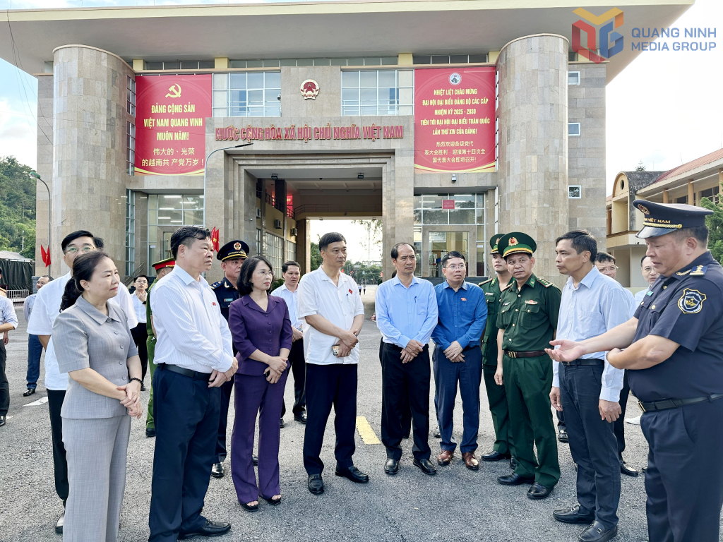 Phó Chủ tịch Quốc hội Vũ Hồng Thanh và đoàn công tác kiểm tra hoạt động xuất nhập khẩu tại Cửa khẩu Hoành Mô.