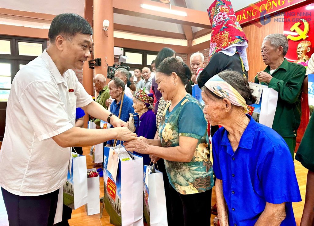 Phó Chủ tịch Quốc hội trao quà cho các hộ gia đình chính sách, hộ nghèo trên địa bàn xã Lục Hồn.