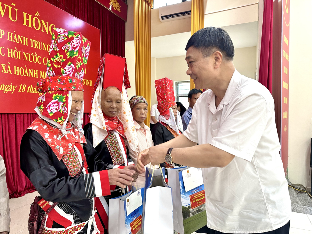 Phó Chủ tịch Quốc hội trao quà cho các hộ gia đình chính sách, hộ nghèo trên địa bàn xã Hoành Mô.