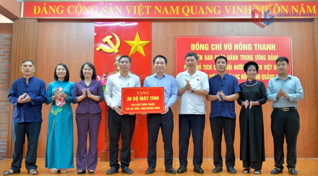 Tập đoàn Công nghiệp Than và Khoáng sản Việt Nam tặng 30 bộ máy vi tính cho các thôn, bản của xã Lục Hồn.