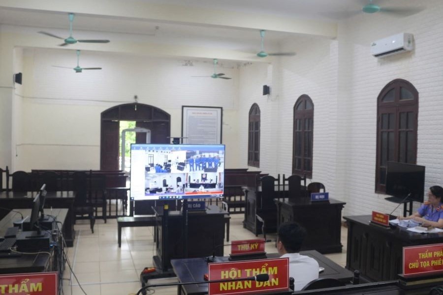 Phiên tòa xét xử trực tuyến 5 đối tượng vận chuyển ma túy trái phép.