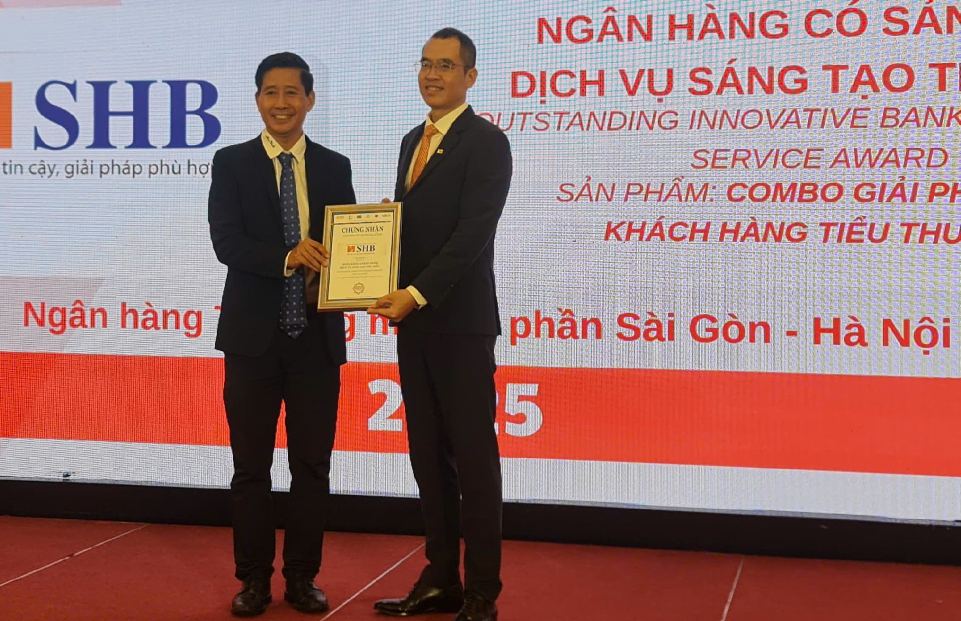 Đại diện Ngân hàng SHB nhận giải thưởng tại buổi lễ vinh danh