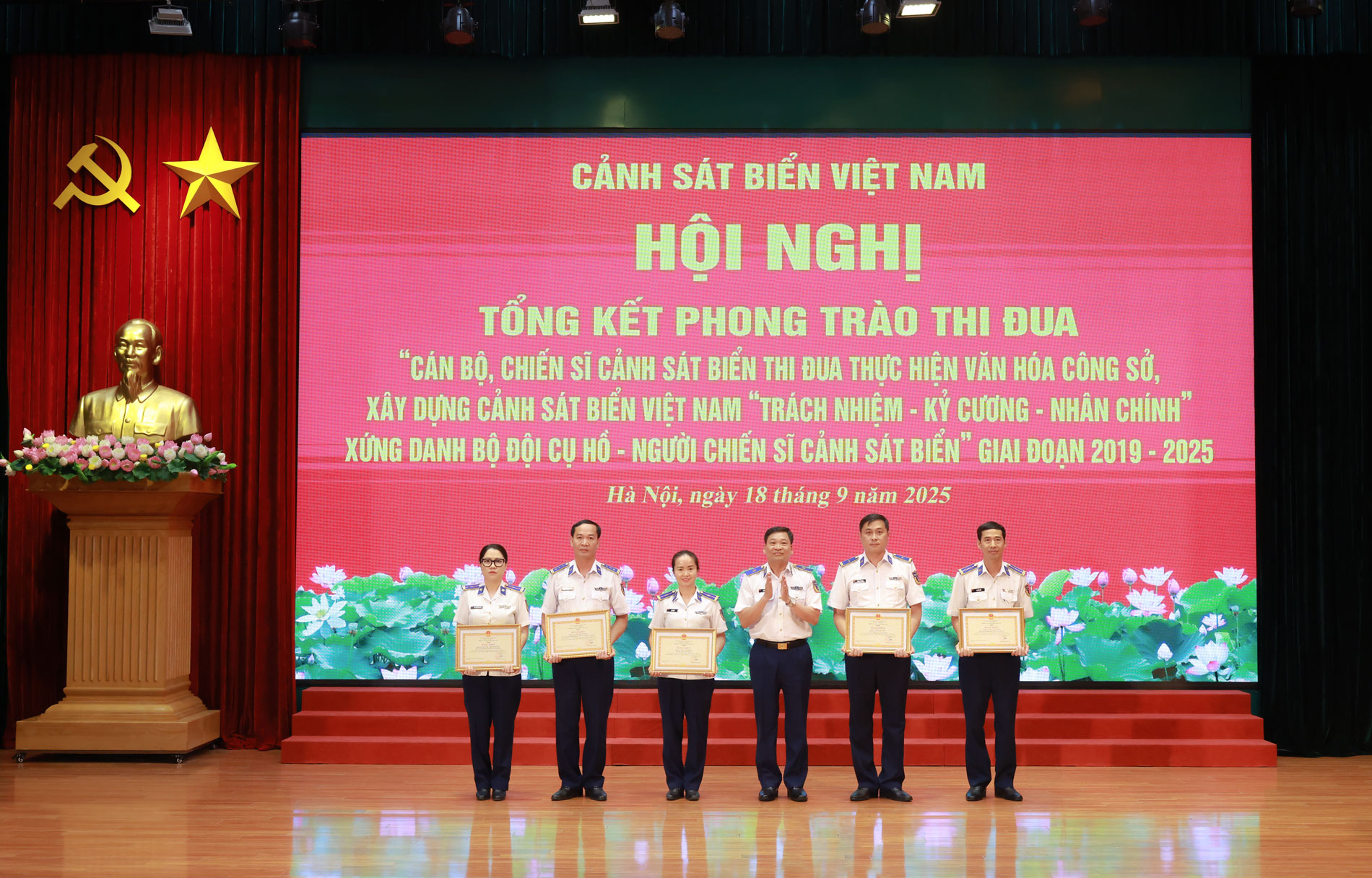 Thủ trưởng Bộ Tư lệnh trao Bằng khen tặng các cá nhân có thành tích xuất sắc trong thực hiện phong trào thi đua “Cán bộ, chiến sĩ Cảnh sát biển thi đua thực hiện văn hóa công sở” giai đoạn 2019 – 2025. Thủ trưởng Bộ Tư lệnh trao Bằng khen tặng các cá nhân có thành tích xuất sắc trong thực hiện phong trào thi đua “Cán bộ, chiến sĩ Cảnh sát biển thi đua thực hiện văn hóa công sở” giai đoạn 2019 – 2025.