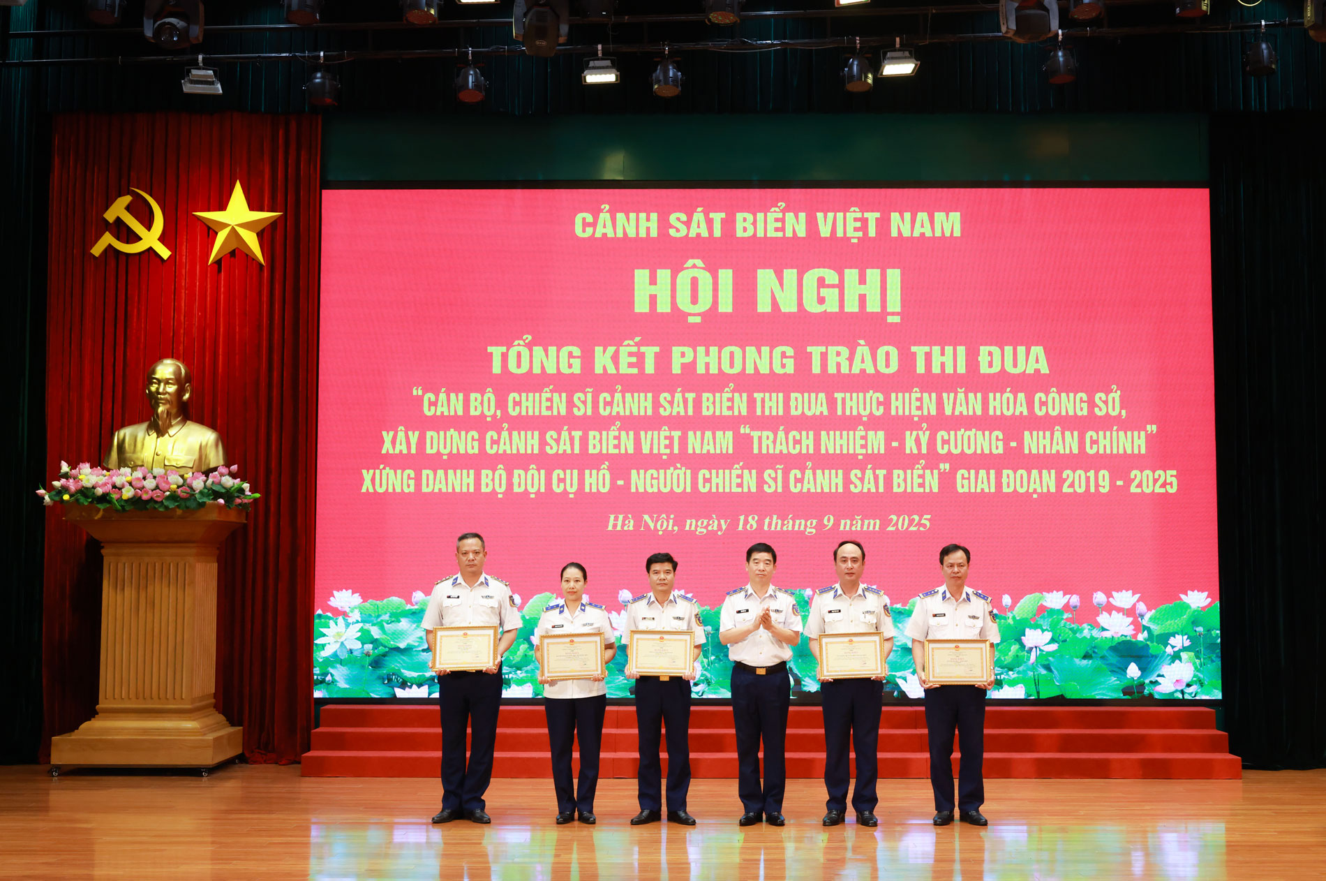 Thủ trưởng Bộ Tư lệnh trao Bằng khen tặng các tập thể có thành tích xuất sắc trong thực hiện phong trào thi đua Thủ trưởng Bộ Tư lệnh trao Bằng khen tặng các tập thể có thành tích xuất sắc trong thực hiện phong trào thi đua