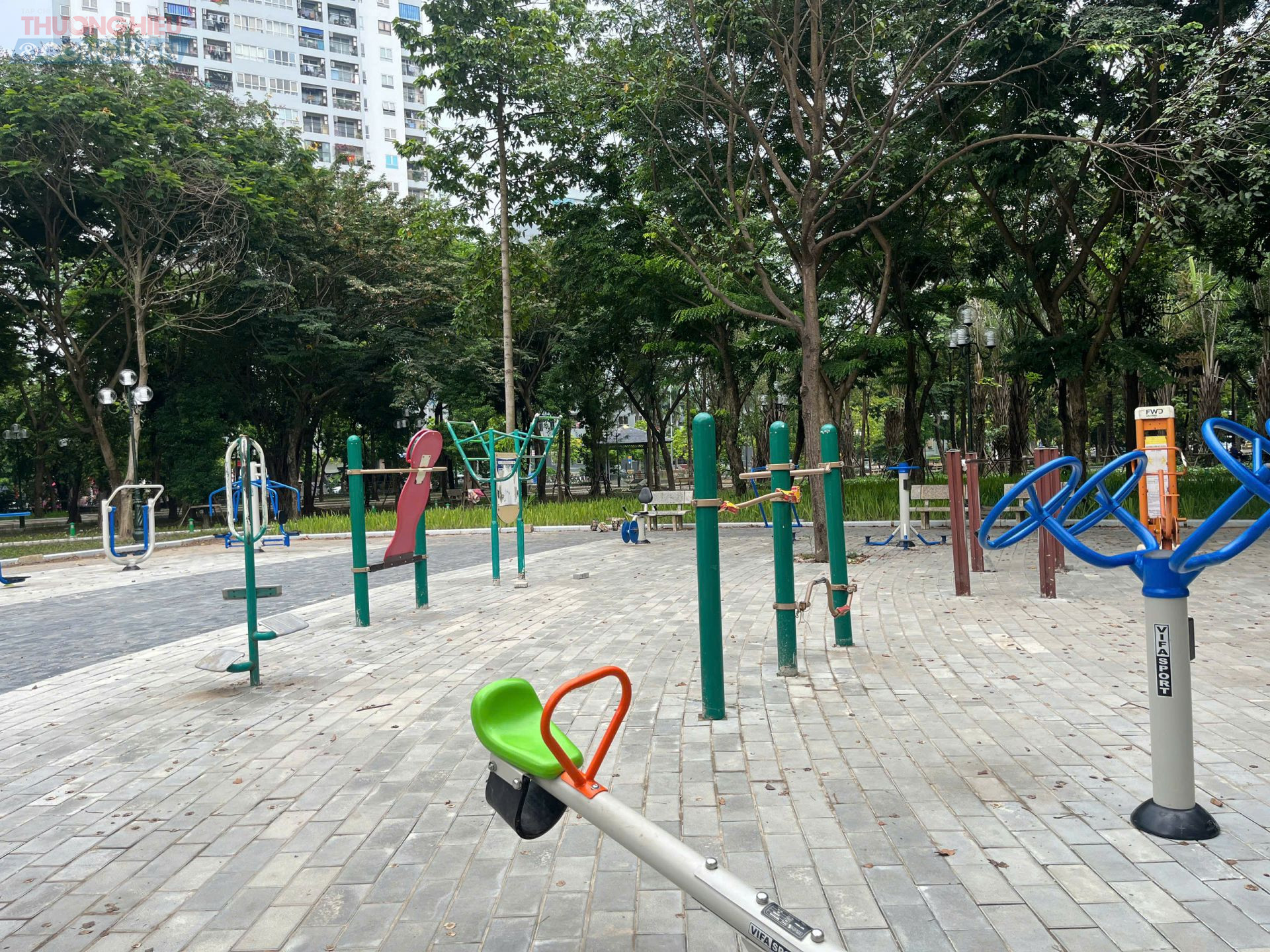 Nhiều sân tập thể thao ngoài trời được xây dựng mới, nằm giữa không gian cây xanh thoáng mát và sạch đẹp, mang đến điểm rèn luyện sức khỏe tiện nghi, thân thiện cho người dân.