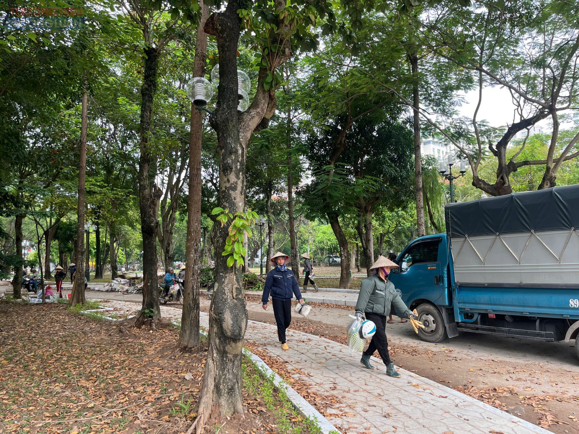 Các tốp công nhân vẫn đang khẩn trương hoàn thiện hạng mục, đảm bảo công trình sớm được đưa vào sử dụng, phục vụ nhu cầu rèn luyện sức khỏe của người dân.