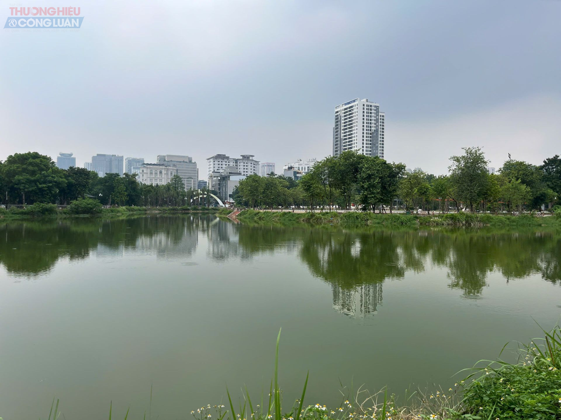 Hồ nước trong xanh phản chiếu bóng cây, mang đến không khí trong lành, dễ chịu giữa nhịp sống hối hả của Hà Nội. Không gian công viên được trồng thêm nhiều cây xanh để lấy bóng mát, điểm dừng chân lý tưởng cho người dân Thủ đô.