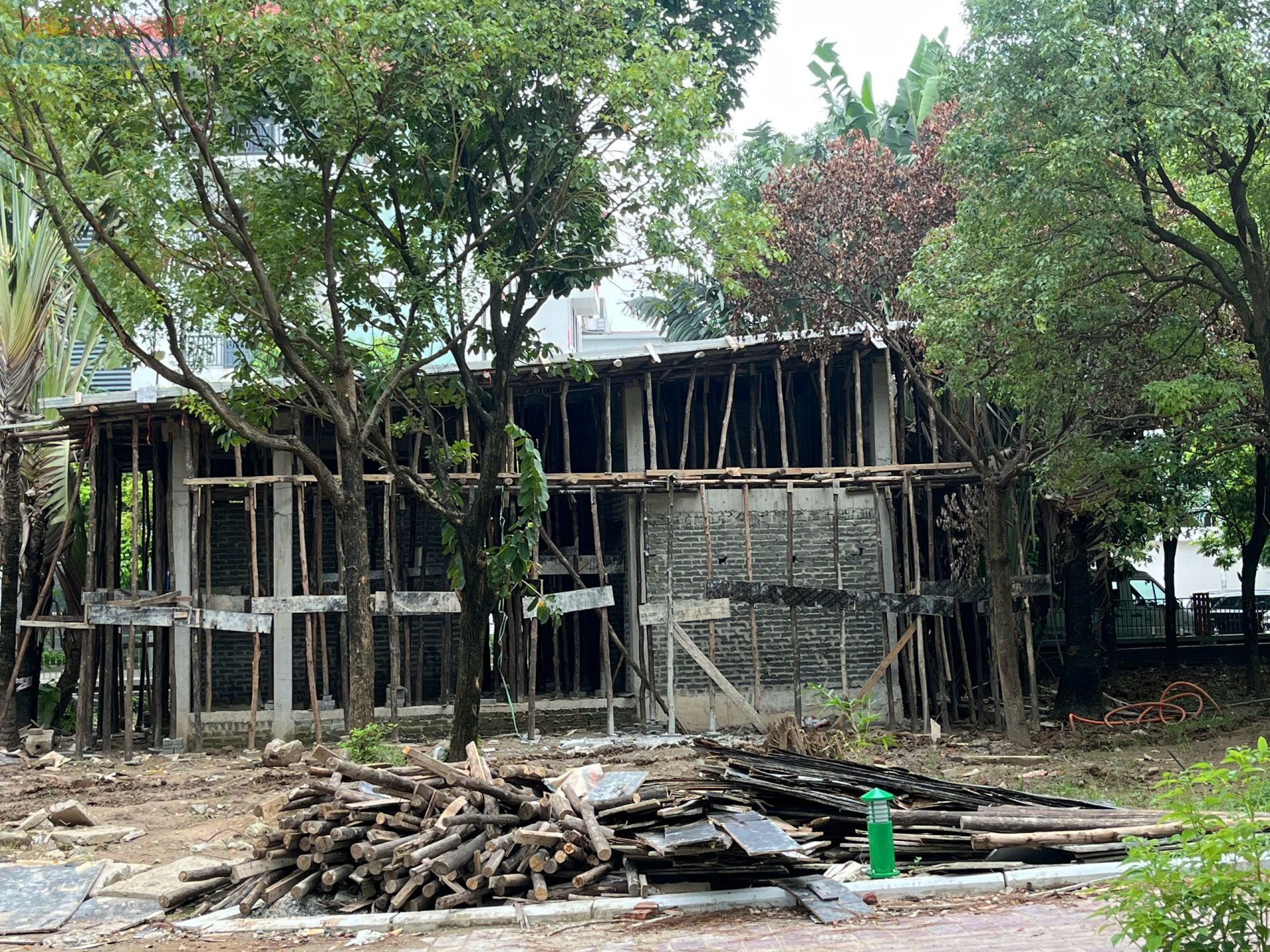 Qua thời gian dài sử dụng, các hạng mục trong công viên Cầu Giấy như đường dạo, cây xanh, khu vui chơi và công trình phụ trợ dần xuống cấp, khiến không gian sinh hoạt cộng đồng không còn đảm bảo tiện nghi và an toàn như trước.