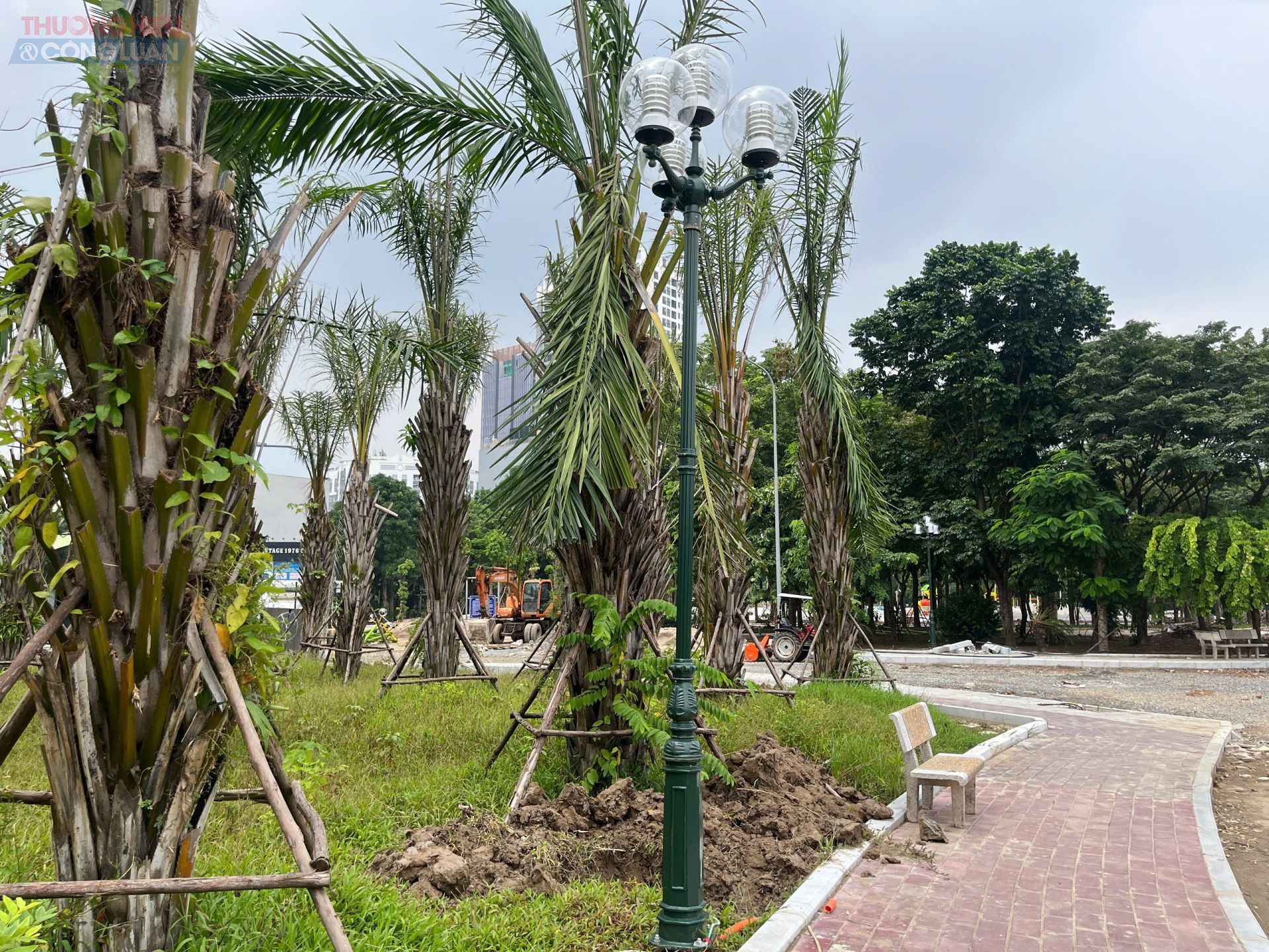 Ghi nhận của PV Tạp chí Thương hiệu & Công luận, phần lớn các hạng mục như lát đá vỉa hè, chiếu sáng, hệ thống điện và cây xanh đã cơ bản hoàn tất.